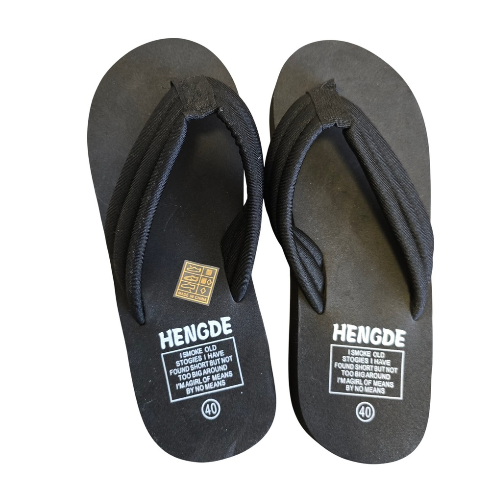 😀Hengde Black Platform Flip Flops Padded Triple Strap Graphic Print Size 40 / 6